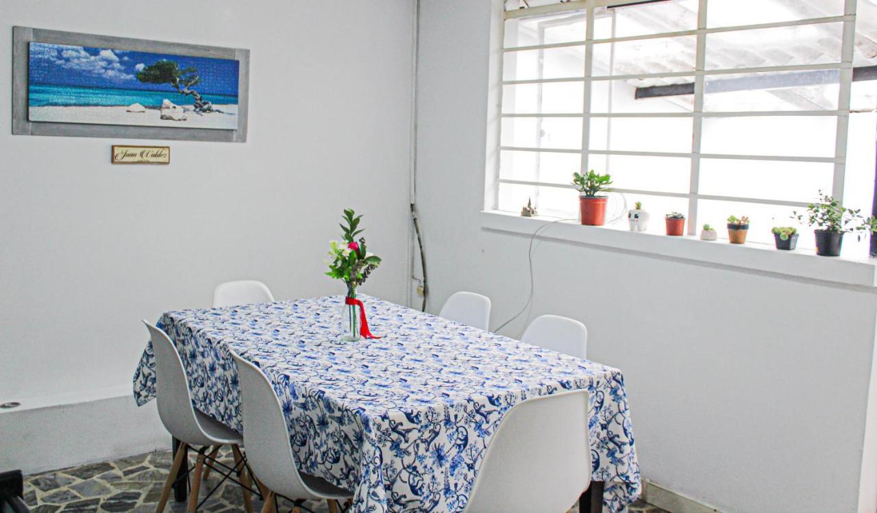 Comedor de El Cable Hostal con mesa vestida con mantel